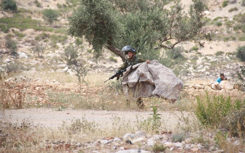 بالصور: الاحتلال يعتدي على مسيرة بلعين