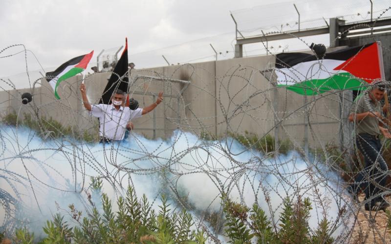 بالصور: الاحتلال يعتدي على مسيرة بلعين