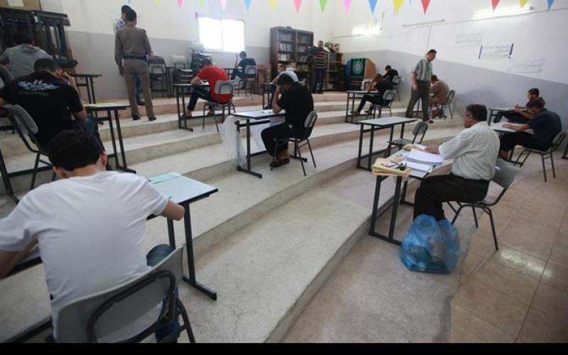 بالصور: 16 نزيلاً بمراكز الإصلاح يتقدمون لـ "التوجيهي"