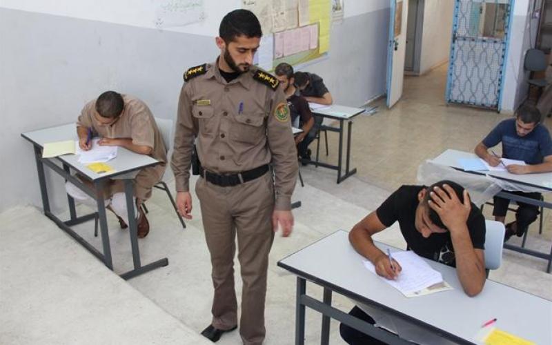 بالصور: 16 نزيلاً بمراكز الإصلاح يتقدمون لـ "التوجيهي"