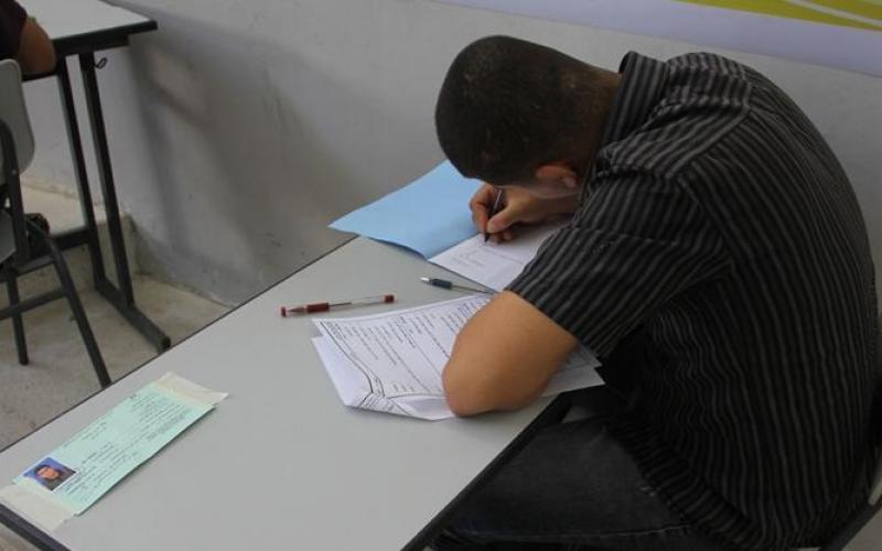 بالصور: 16 نزيلاً بمراكز الإصلاح يتقدمون لـ "التوجيهي"