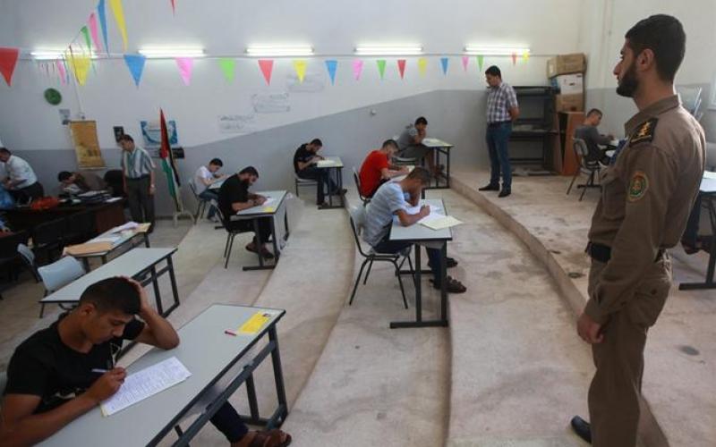 بالصور: 16 نزيلاً بمراكز الإصلاح يتقدمون لـ "التوجيهي"