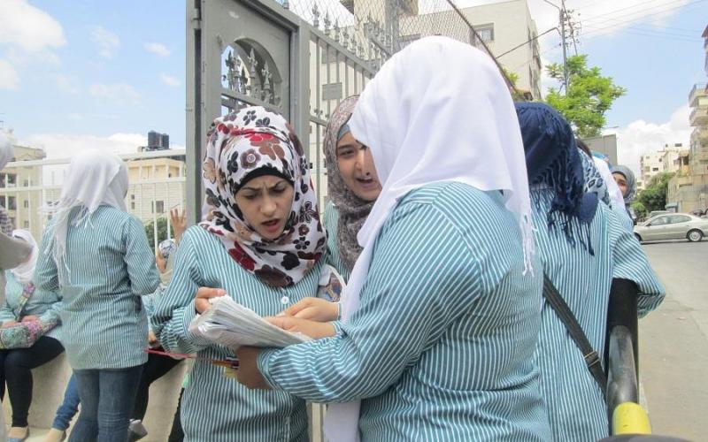 بالصور: ارتياح بين طلبة التوجيهي باليوم الأول