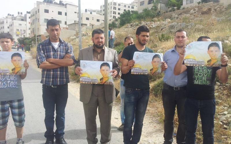 صور: وقفة تضامنية أمام منزل الأسير سليمان
