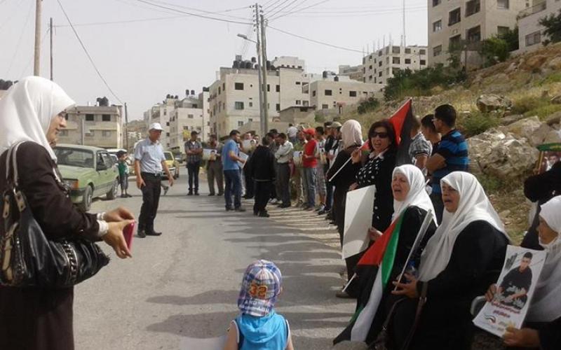 صور: وقفة تضامنية أمام منزل الأسير سليمان