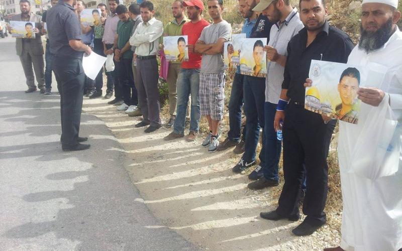 صور: وقفة تضامنية أمام منزل الأسير سليمان