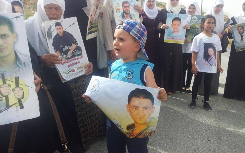 صور: وقفة تضامنية أمام منزل الأسير سليمان