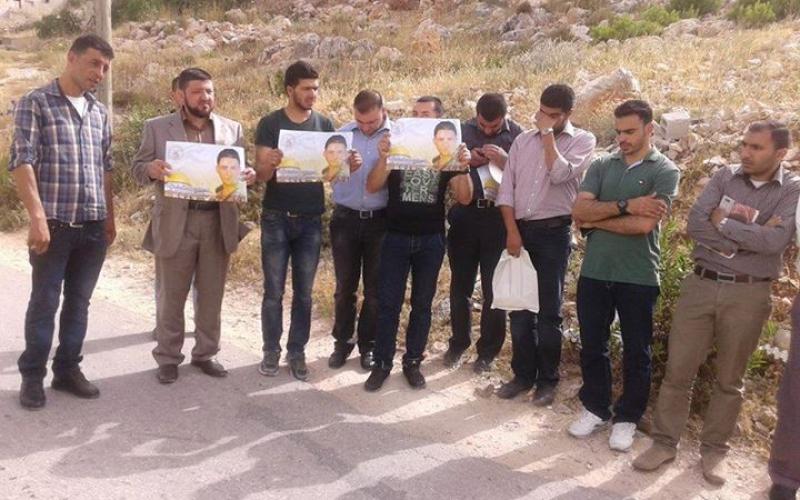 صور: وقفة تضامنية أمام منزل الأسير سليمان