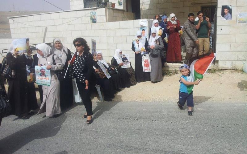 صور: وقفة تضامنية أمام منزل الأسير سليمان