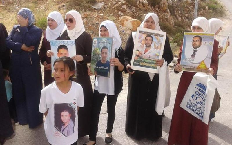 صور: وقفة تضامنية أمام منزل الأسير سليمان