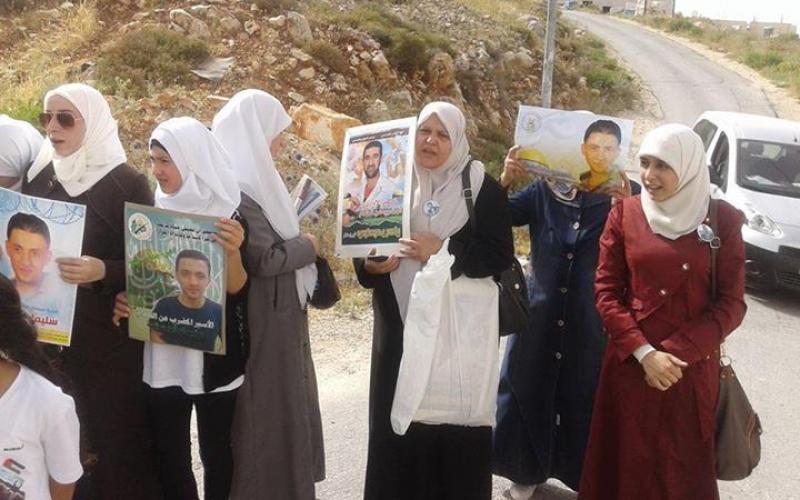 صور: وقفة تضامنية أمام منزل الأسير سليمان