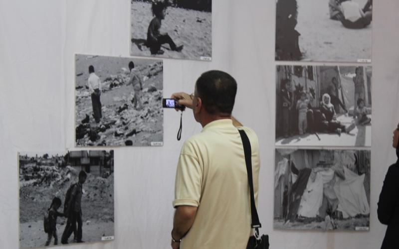 فتيات يستعرضن صور تهميش الأطفال بغزة