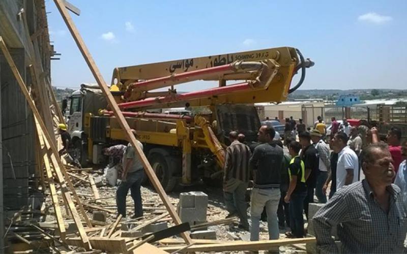 صور: إصابة 10 بانهيار سقف مبنى بطولكرم‎