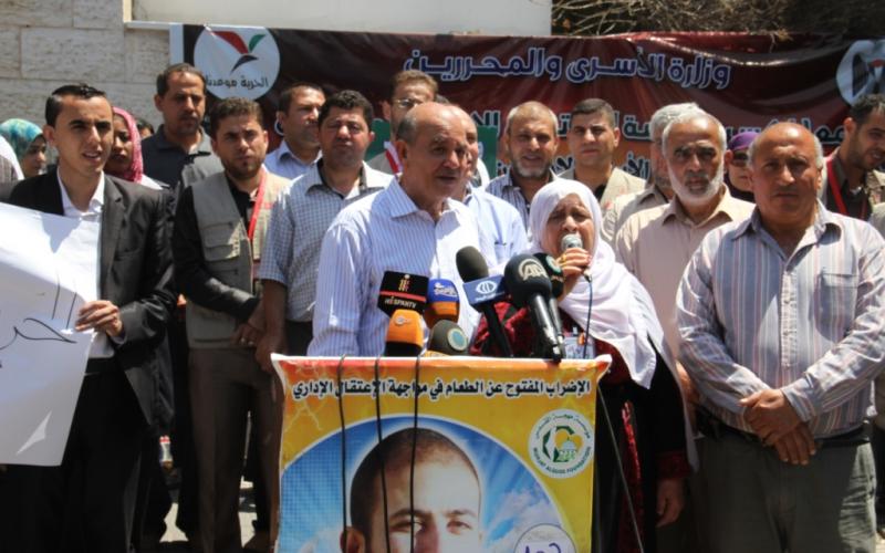 صور:وقفة تضامنية بغزة مع الأسرى المضربين