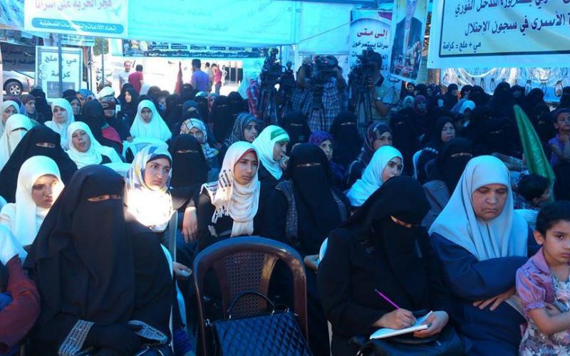 صور: الحركة النسائية تنظم وقفة تضامنية مع الأسرى