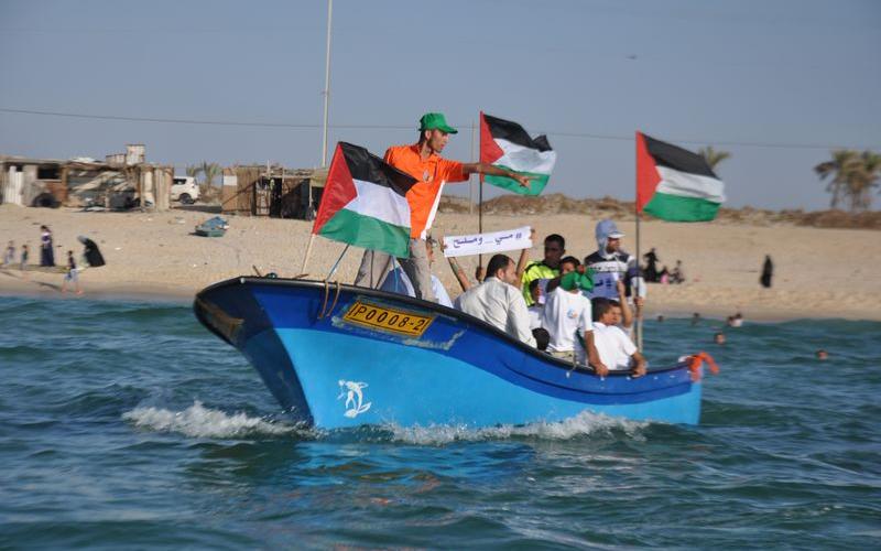 بالصور: فعالية تضامنية مع الأسرى على بحر رفح