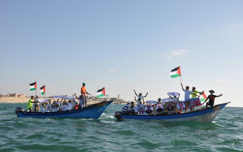 بالصور: فعالية تضامنية مع الأسرى على بحر رفح