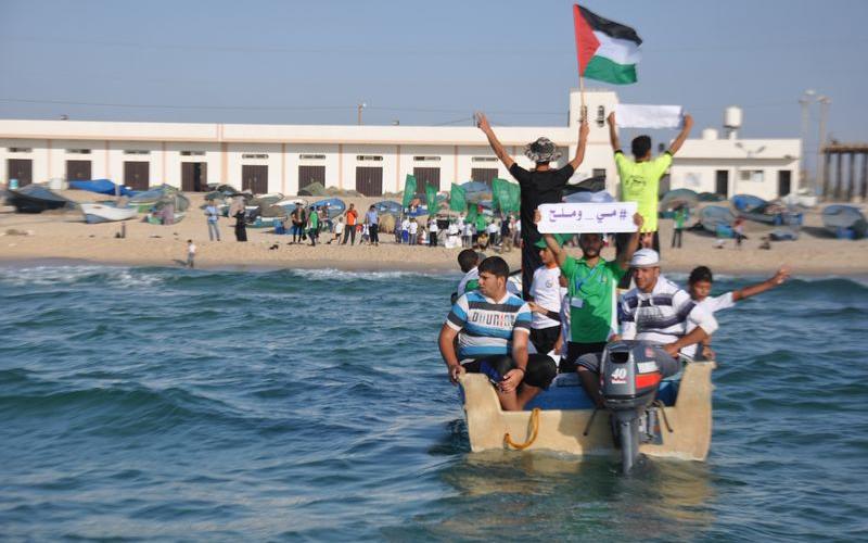 بالصور: فعالية تضامنية مع الأسرى على بحر رفح