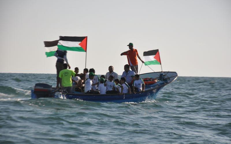 صور: فعالية تضامنية مع الأسرى على بحر رفح