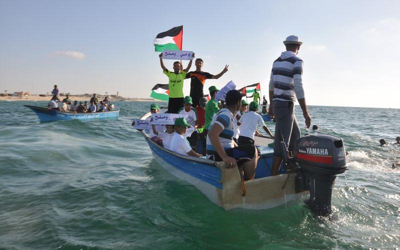 صور: فعالية تضامنية مع الأسرى على بحر رفح