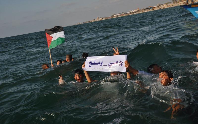 صور: فعالية تضامنية مع الأسرى على بحر رفح