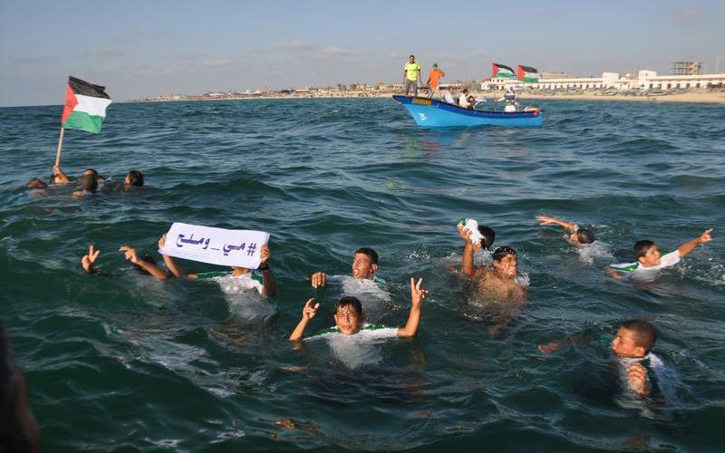 صور: فعالية تضامنية مع الأسرى على بحر رفح