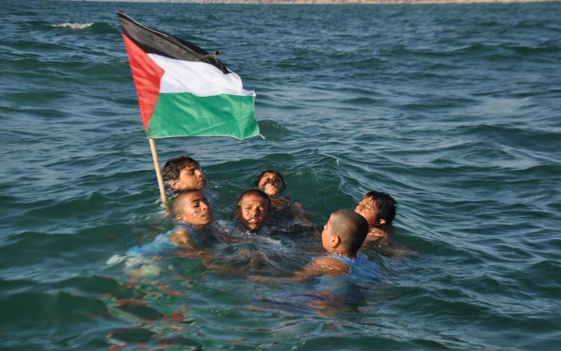 صور: فعالية تضامنية مع الأسرى على بحر رفح