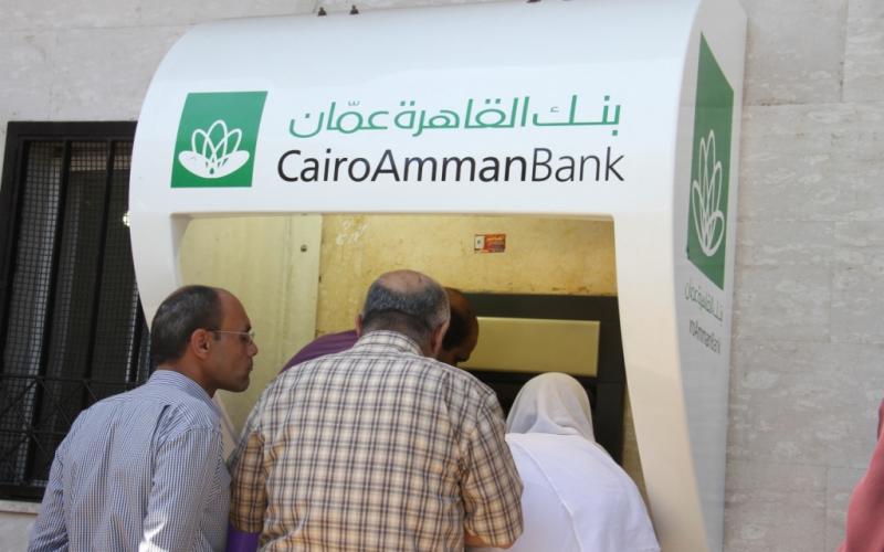 صور: موظفو رام الله يتقاضون رواتبهم بغزة
