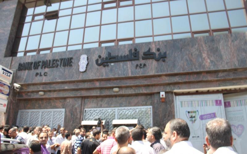 صور: موظفو رام الله يتقاضون رواتبهم بغزة