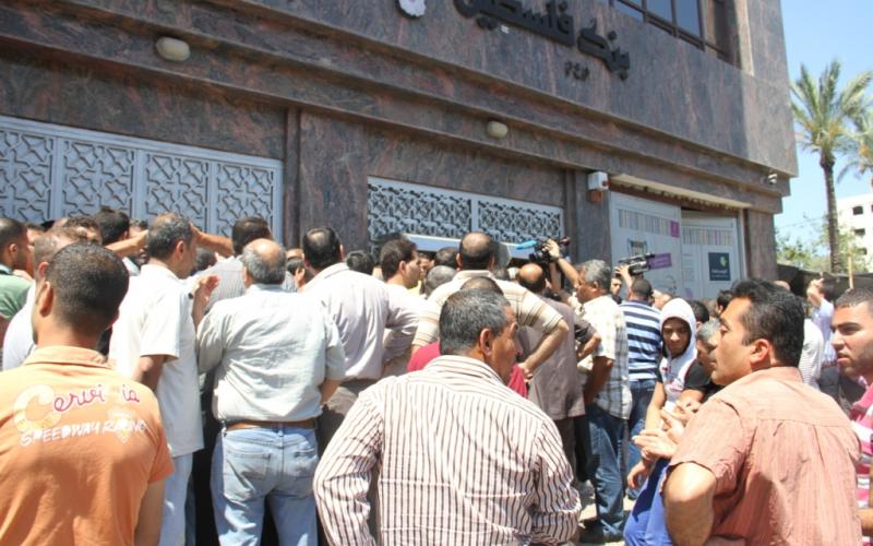 صور: موظفو رام الله يتقاضون رواتبهم بغزة