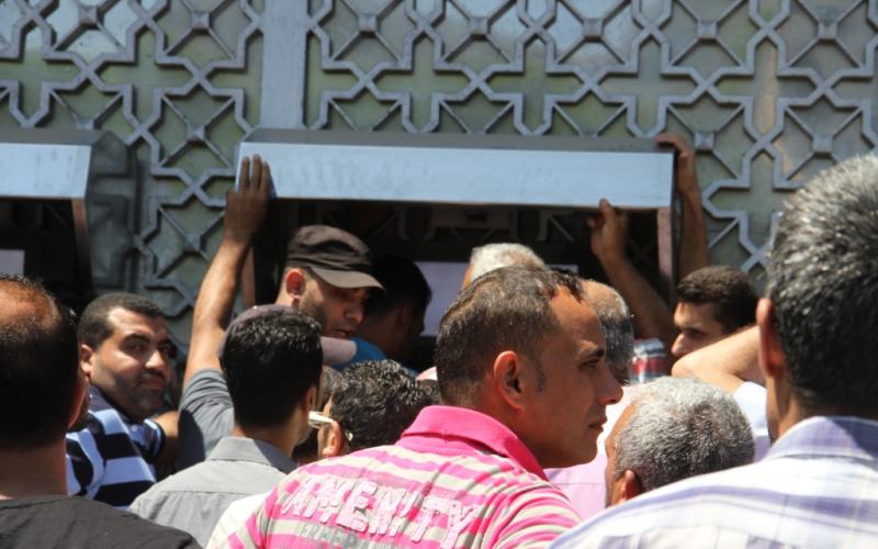 صور: موظفو رام الله يتقاضون رواتبهم بغزة