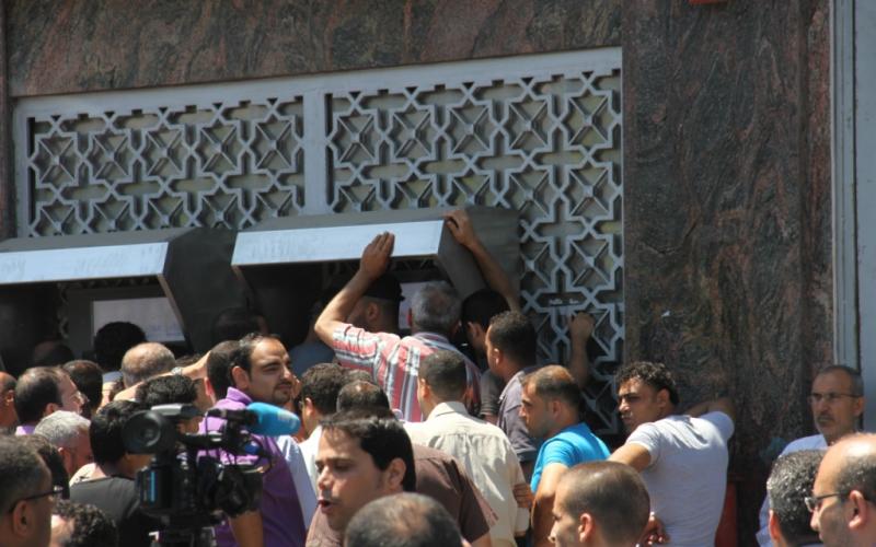 صور: موظفو رام الله يتقاضون رواتبهم بغزة
