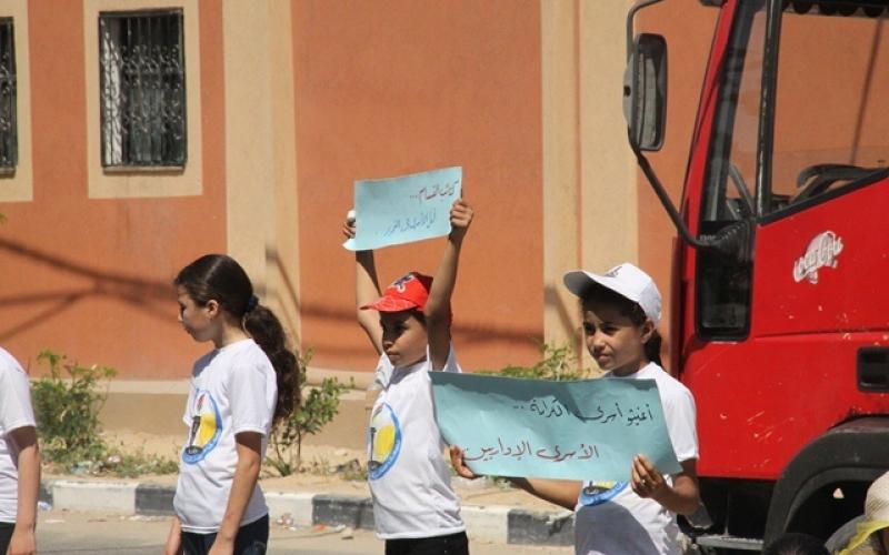 بالصور: ذوو الأسرى واشتياق للحظة الفرج