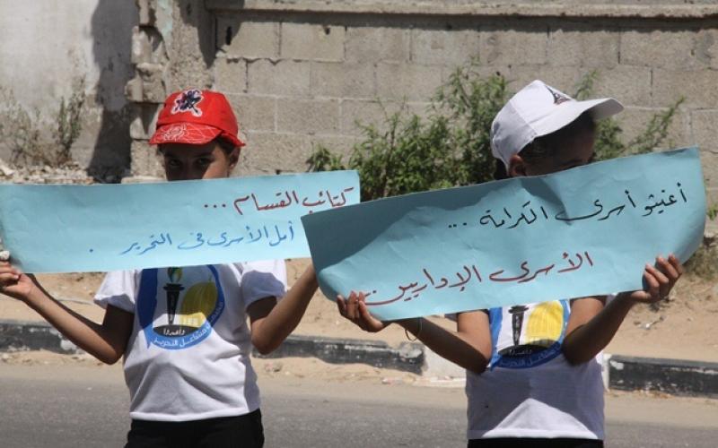بالصور: ذوو الأسرى واشتياق للحظة الفرج