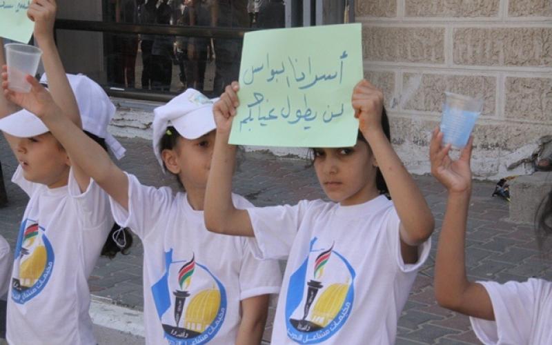 بالصور: ذوو الأسرى واشتياق للحظة الفرج