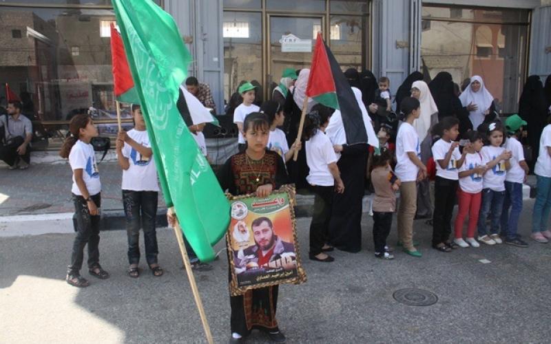 بالصور: ذوو الأسرى واشتياق للحظة الفرج
