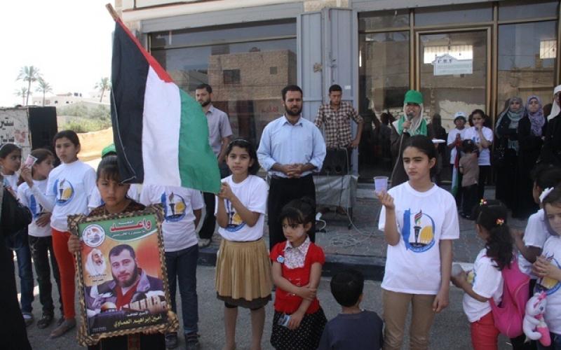 بالصور: ذوو الأسرى واشتياق للحظة الفرج