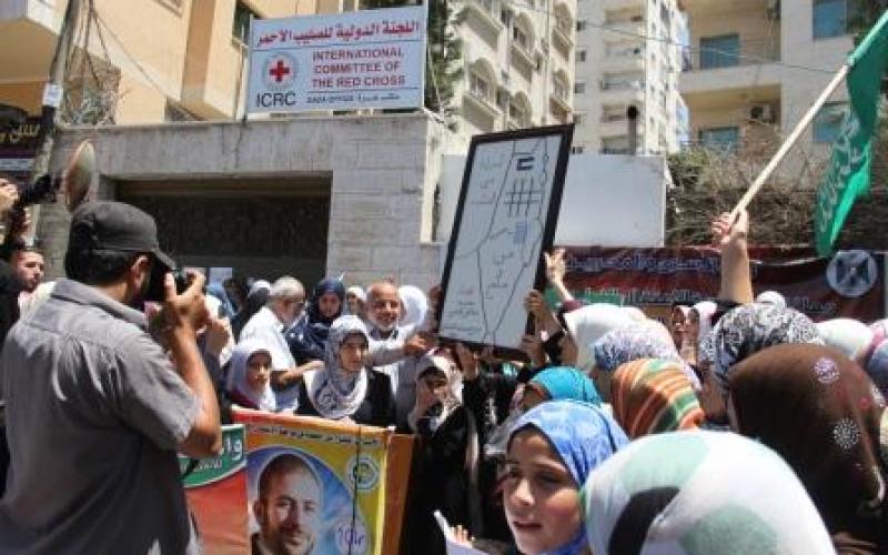 صور: مسيرة نسائية تضامنية مع الأسرى بغزة