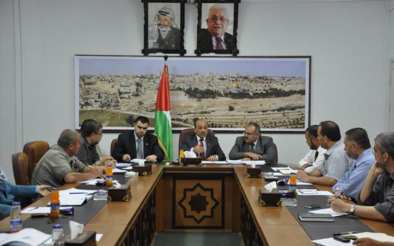 صور: الحساينة يجتمع مع المدراء في وزارته