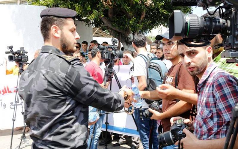 صور: وقفة احتجاجية على قمع الصحفيين بالضفة