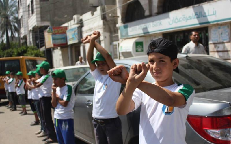 صور: سلسة بشرية تضامناً مع الأسرى بغزة