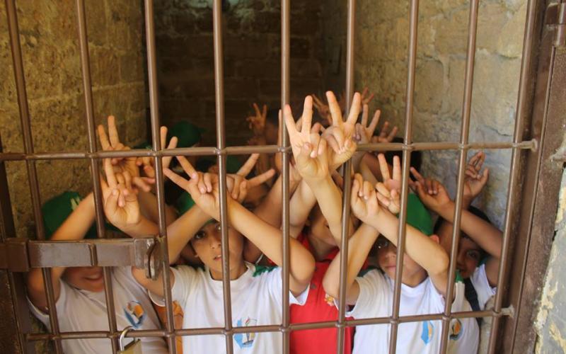 صور: سلسة بشرية تضامناً مع الأسرى بغزة