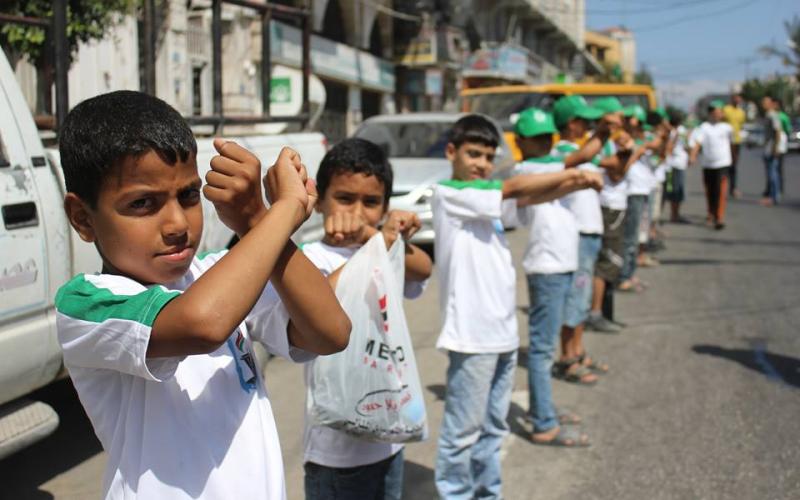 صور: سلسة بشرية تضامناً مع الأسرى بغزة