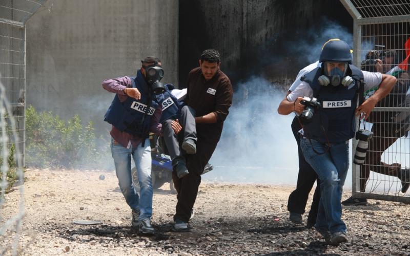 صور: .استهداف وإصابة 3 صحفيين في بلعين