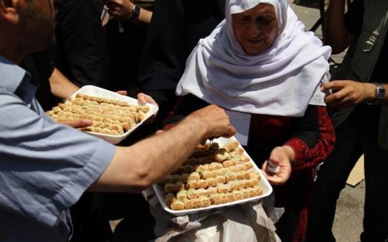 صور: توزيع حلوى في خيمة اعتصام بغزة