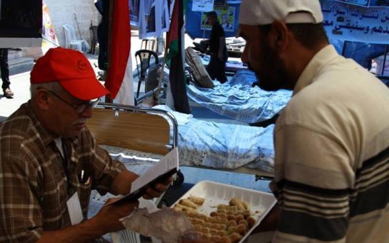 صور: توزيع حلوى في خيمة اعتصام بغزة