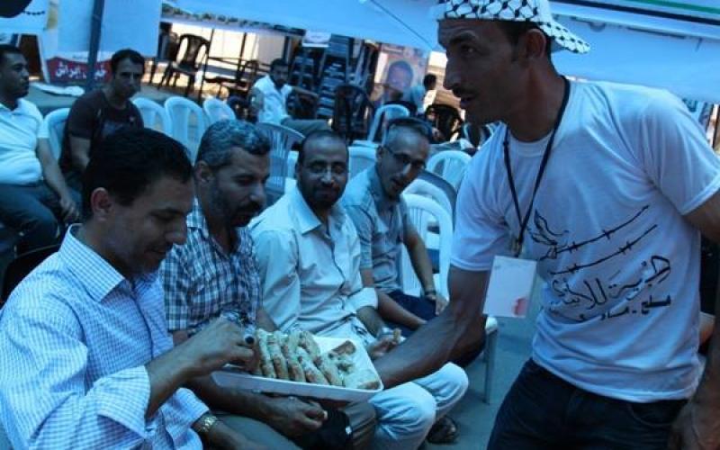 صور: توزيع حلوى في خيمة اعتصام بغزة