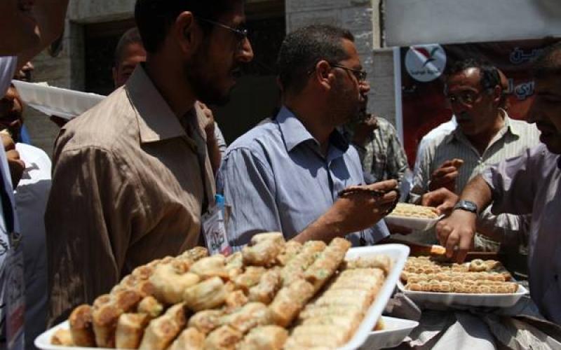 صور: توزيع حلوى في خيمة اعتصام بغزة