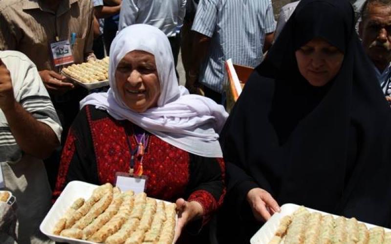 صور: توزيع حلوى في خيمة اعتصام بغزة