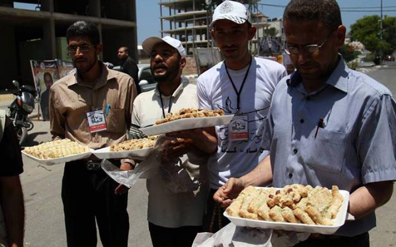 صور: توزيع حلوى في خيمة اعتصام بغزة